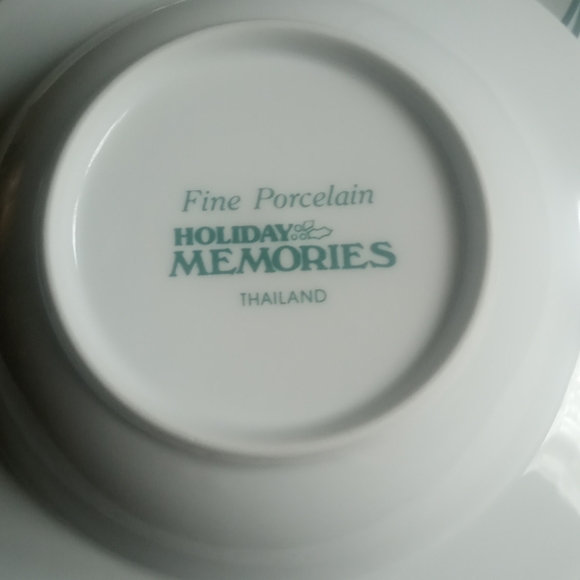 Holliday Memories Fine Porcelain( 4 bowls set) - Picture 2 of 4
